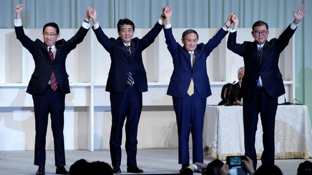  (Từ trái sang) Cựu Ngoại trưởng Fumio Kishida, Thủ tướng Nhật Bản Shinzo Abe, Chánh văn phòng Nội các Yoshihide Suga, cựu Bộ trưởng Quốc phòng Shigeru Ishiba Ảnh: Eugene Hoshiko/Reuters