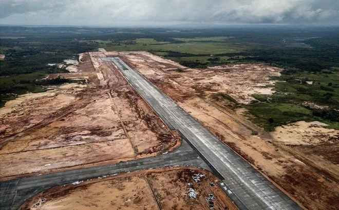 Đường băng sân bay Dara Sakor được xây dựng ở Campuchia. Ảnh: New York Times.