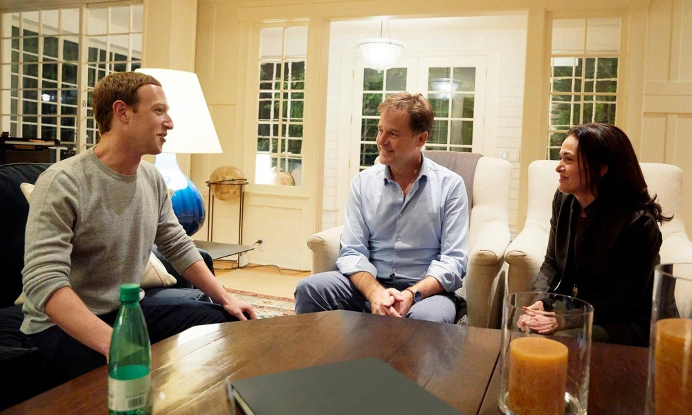  Mark Zuckerberg Nhà sáng lập Facebook; Nick Clegg, Cựu phó Thủ tướng Anh, người đứng đầu các vấn đề toàn cầu của Facebook; Sheryl Sandberg Giám đốc điều hành Facebook trong một buổi trò chuyện vào năm ngoái. Ảnh: Sheryl Sandberg/Facebook