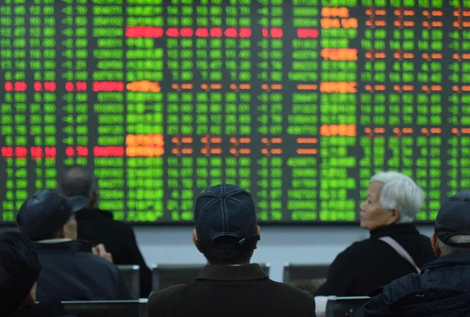 Các nhà đầu tư ngồi trước bảng thông tin chứng khoán Hàng Châu, Trung Quốc, hồi tháng 2ảnh: Reuters