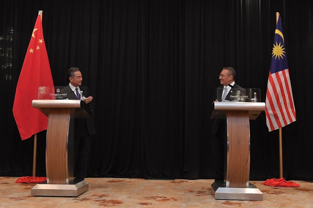  Bộ trưởng Ngoại giao Trung Quốc Vương Nghị phát biểu trong một cuộc họp báo chung sau cuộc gặp song phương với Bộ trưởng Ngoại giao Datuk Seri Hishammuddin Tun Hussein tại Kuala Lumpur vào 13-10-2010. Ảnh: Bernama
