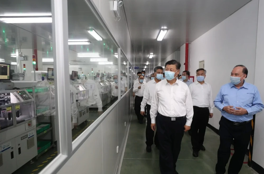  Chủ tịch Trung Quốc Tập Cận Bình đến thăm một công ty sản xuất thiết bị điện tử ở Triều Châu, Quảng Đông, hôm 12-10 trong chuyến công du cấp cao tới tỉnh miền Nam. Ảnh: Xinhua