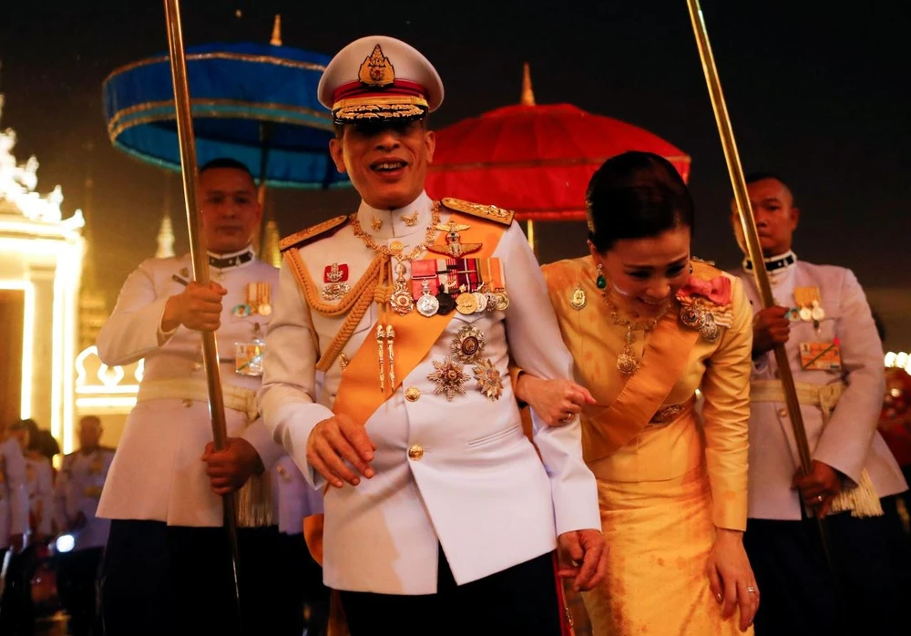 Vua Thái Lan Vajiralongkorn về nước cùng Hoàng hậu (ảnh: Daily Mail)