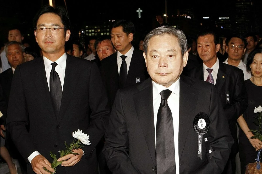 (Hình ảnh, caption: Chủ tịch Lee Jea-yong liệu có thoát khỏi cái bóng quá lớn của cha mình? - nguồn ảnh: Reuters)