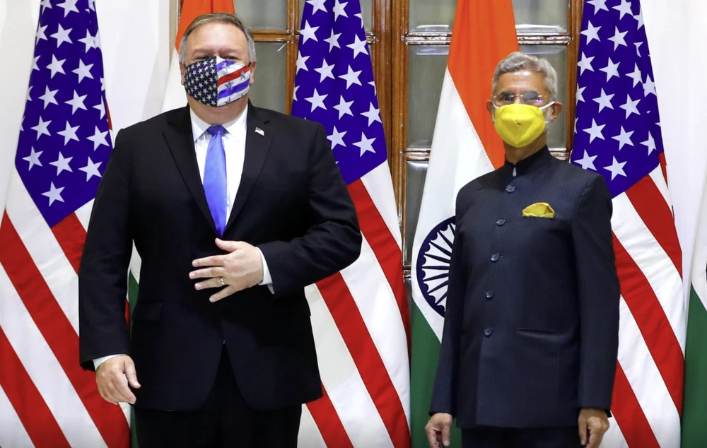 Ngoại trưởng Mỹ và Ấn Độ chụp hình chung ngày 26/10. Ảnh: Reuters