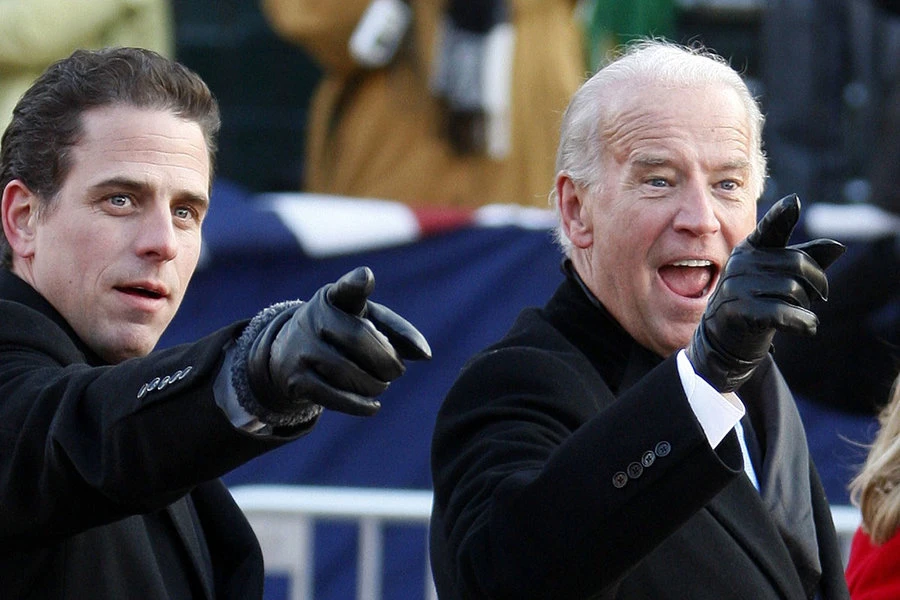 Joe (phải) và Hunter Biden.