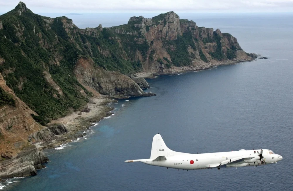  Một máy bay không người lái giám sát của Nhật Bản bay qua các đảo tranh chấp được gọi là Senkakus ở Nhật Bản và Điếu Ngư ở Trung Quốc. Ảnh: AP