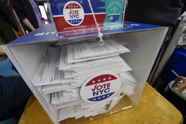 Lá phiếu vắng mặt trong thùng đã niêm phong tại New York ngày 27/10. Ảnh: AP