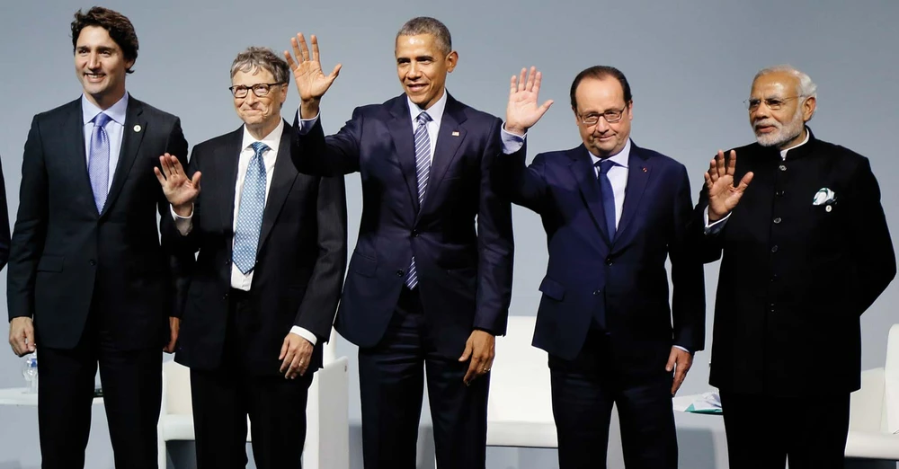  Tham dự Hội nghị biến đổi khí hậu Paris 2015 có nhiều nguyên thủ quốc gia và chính phủ cũng như các bên khác quan tâm đến việc hỗ trợ công nghệ năng lượng sạch. Từ trái sang: Thủ tướng Canada Justin Trudeau, người sáng lập Microsoft Bill Gates, Cựu Tổng