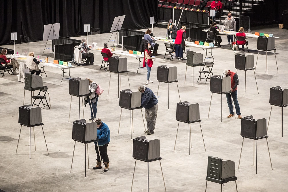 Cử tri đi bỏ phiếu tại Bangor, bang Maine vào ngày 3/11. Ảnh: Getty Images