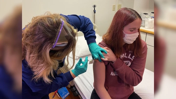 Một bệnh nhân 16 tuổi được tiêm một liều vắc-xin coronavirus Pfizer tại Bệnh viện Nhi đồng Cincinnati. (Ảnh do Cincinnati Children’s cung cấp)