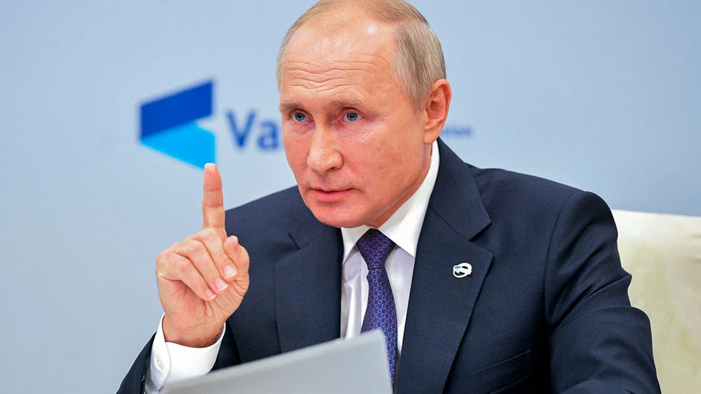 Tổng thống Nga Vladimir Putin cử chỉ khi phát biểu tại cuộc họp thường niên của Câu lạc bộ Thảo luận Valdai thông qua hội nghị truyền hình tại dinh thự Novo-Ogaryovo bên ngoài thủ đô Moscow, Nga, Thứ Năm, ngày 22 tháng 10 năm 2020. (Alexei Druzhinin, Sput