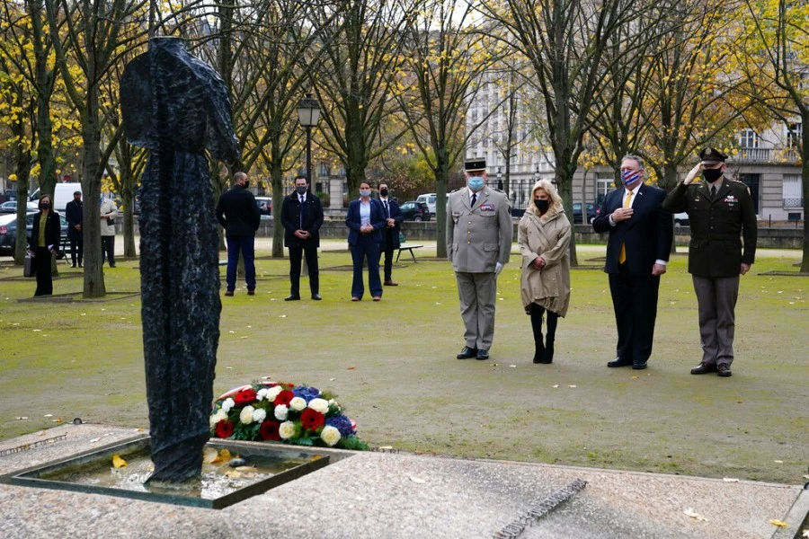  Ông Pompeo ghé thăm đài tưởng niệm các nạn nhân của vụ khủng bố tại một địa danh ở Paris, Hotel des Invalides. Ảnh: PATRICK SEMANSKY/AP/POOL