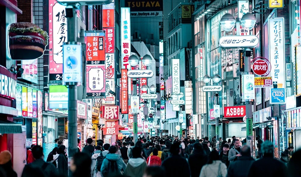  Thành phố Tokyo về đêm với các bảng hiệu từ các cửa hàng