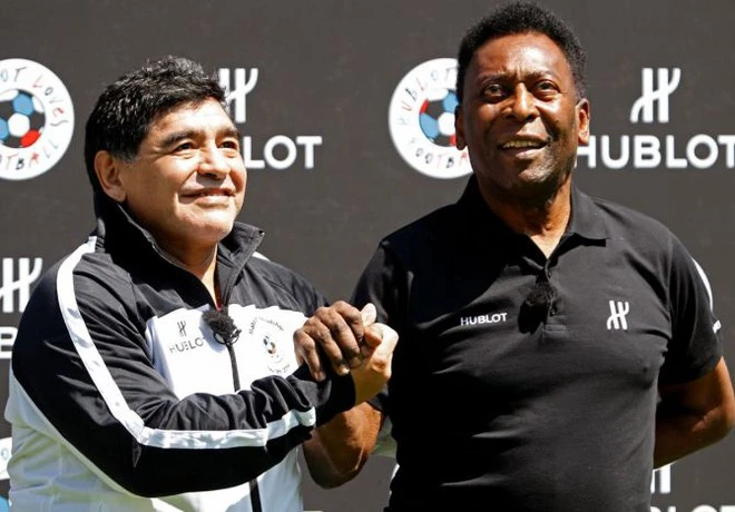 Pele (phải) đã sốc khi người bạn và "đối thủ" Maradona đột ngột qua đời