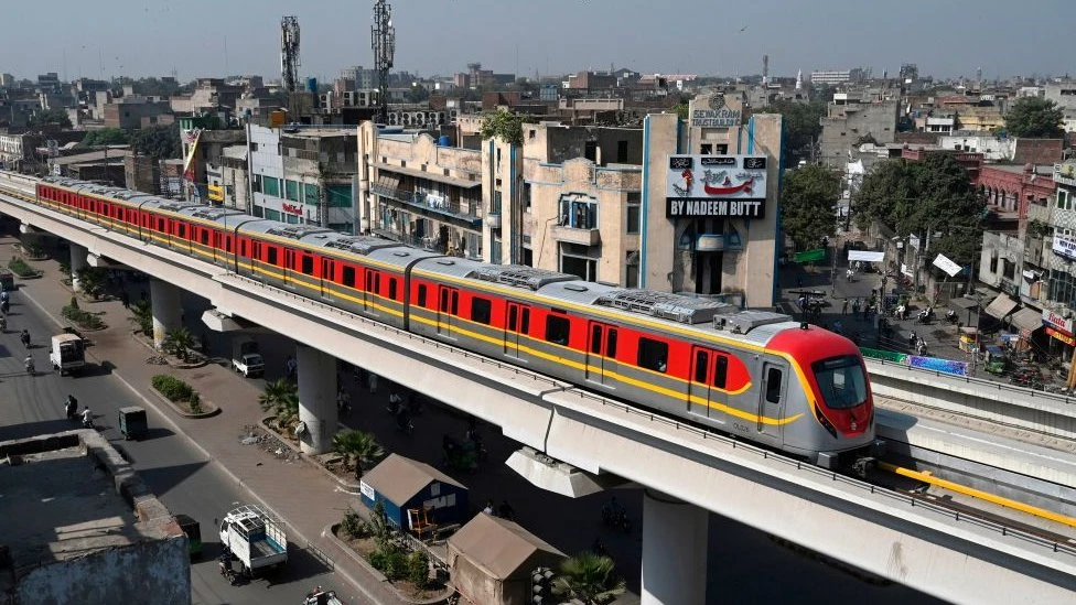 Dù mang lại nhiều tiện lợi cho người dân nhưng tuyến đường sắt đô thị Orange Line được xem là một chiếc “bẫy” đã khiến chính phủ Pakistan tiếp tục mắc nợ Trung Quốc. Nguồn ảnh: BBC