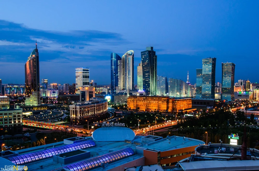 Một góc thủ đô Astana, Kazakhstan về đêm. Kazakhstan là quốc gia thịnh vượng là phát triển bậc nhất ở Trung Á với GDP hằng năm ở mức 170 tỷ USD. Nguồn ảnh: Evgeny Tkachenko