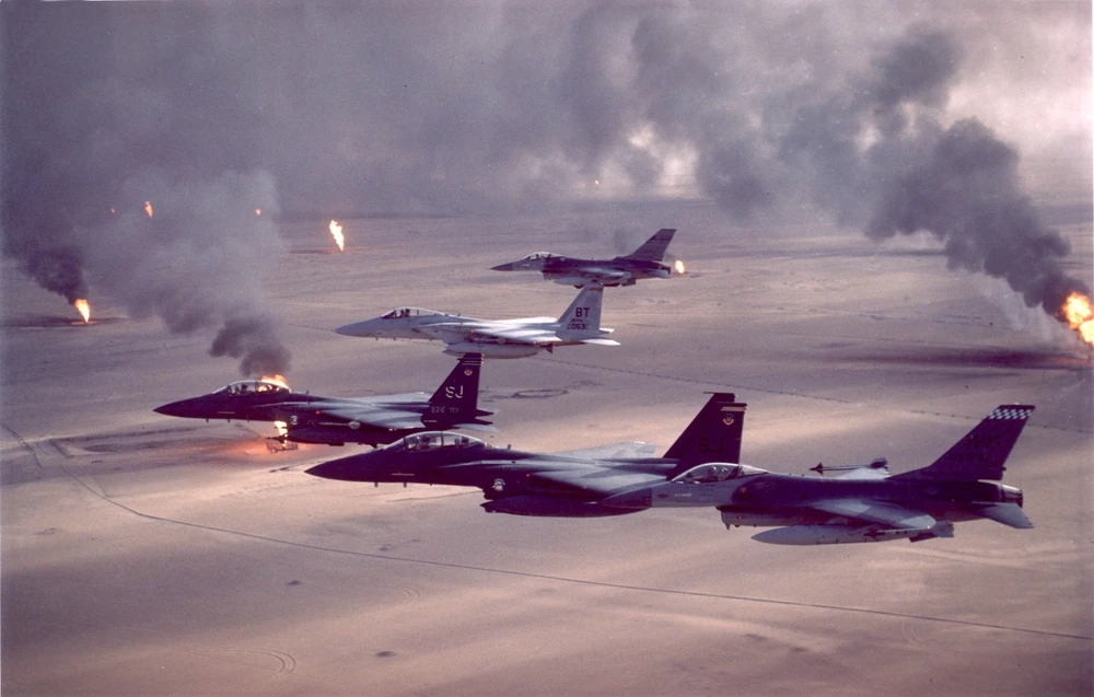 Máy bay chiến tranh của Không quân Hoa Kỳ bay qua các giếng dầu đang bốc cháy trong Chiến dịch Bão táp Sa mạc, 1991. Ảnh: Wikimedia Commons