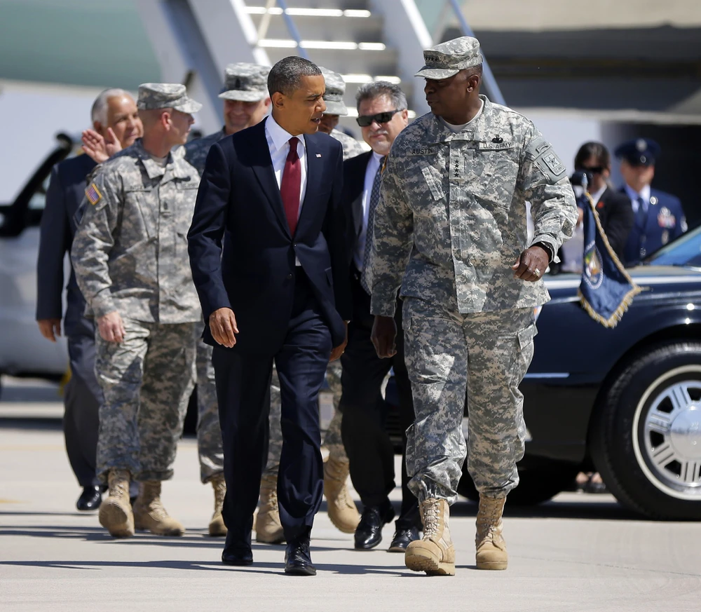 Năm 2012, cựu tổng thống Barack Obama đi cùng tướng Lloyd Austin, cựu phó tham mưu trưởng quân đội Hoa Kỳ tại Texas - nay là Bộ trưởng Quốc phòng Hoa Kỳ. Ảnh: AP/Pablo Martinez Monsivais