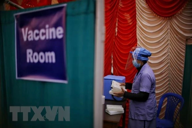Nhân viên y tế làm việc tại phòng tiêm vắcxin phòng COVID-19 ở Kathmandu, Nepal. (Ảnh: THX/TTXVN)