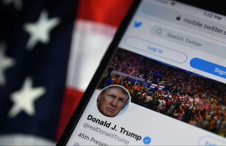 Tài khoản Twitter của ông Trump bị khóa vĩnh viễn. Ảnh: AFP