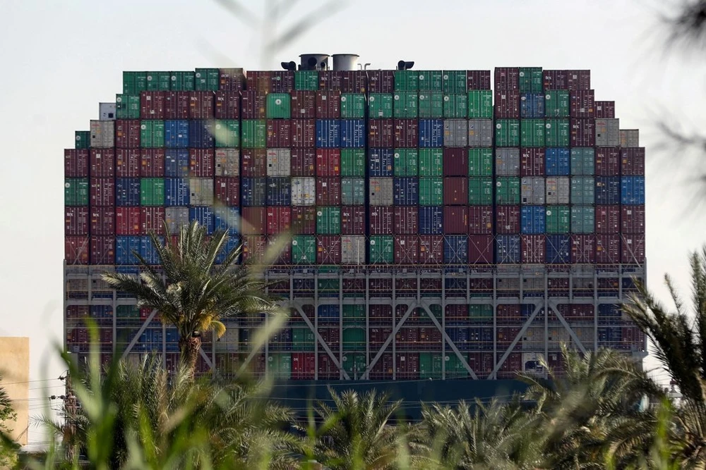 Ever Given, một trong những con tàu container lớn nhất thế giới, đã mắc cạn ở Kênh đào Suez. Ảnh: Reuters