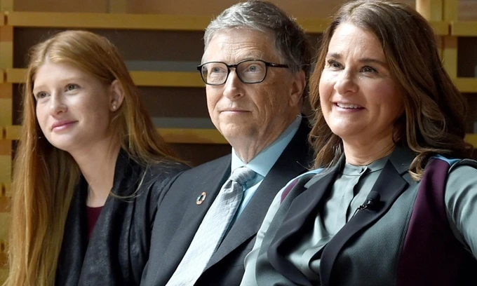 Jennifer Gates (trái) và bố mẹ nghe cựu tổng thống Barack Obama phát biểu trong một sự kiện của Quỹ Gates hồi tháng 9/2017. Ảnh: Stringer News.