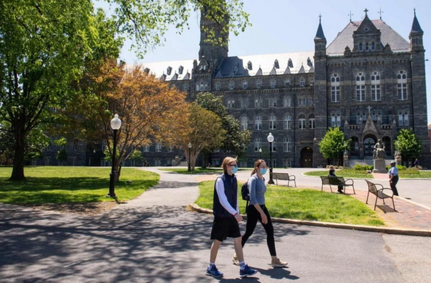 Sinh viên đeo khẩu trang phòng lây nhiễm Covid-19 tại Trường đại học Georgetown ở Washington, DC, Mỹ. Ảnh: Washingtonpost.com.