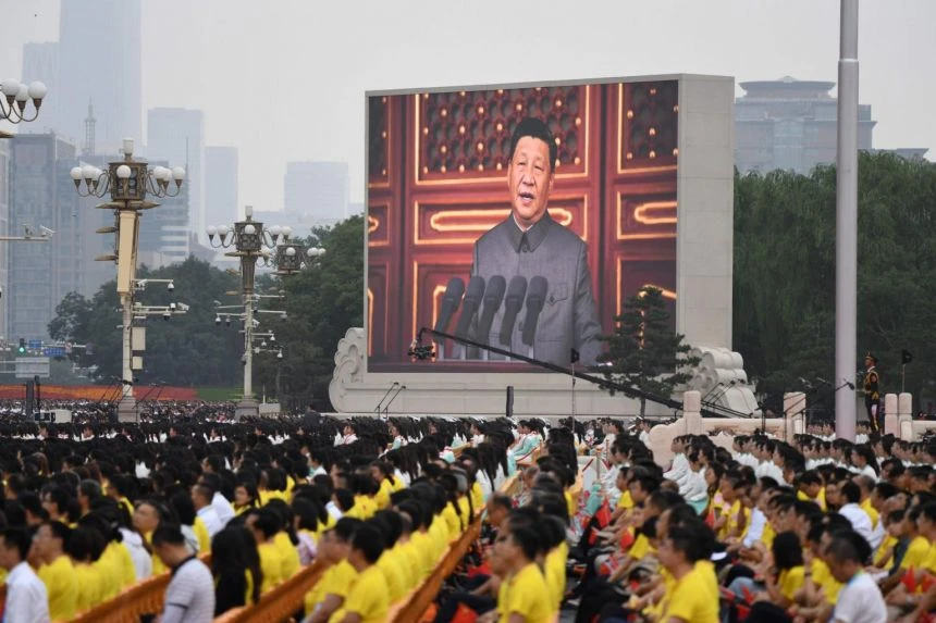 Ông Tập Cận Bình, đứng trên Thiên An Môn phát biểu trước quốc dân khi hàng nghìn người kỷ niệm 100 năm thành lập đảng.