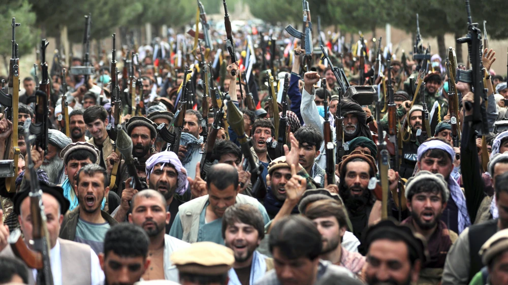  Lực lượng dân quân tham gia lực lượng an ninh Afghanistan trong một cuộc tập hợp ở Kabul, Afghanistan, khi Mỹ chuẩn bị rút quân. Ảnh: AP