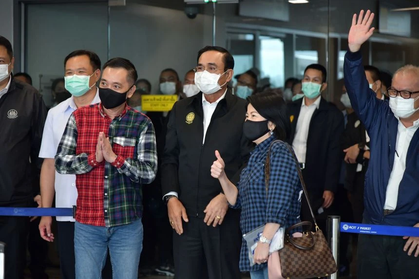 Thủ tướng Thái Lan Prayut Chan-O-Cha (giữa) chụp ảnh lưu niệm với các du khách tại sân bay quốc tế Phuket ngày 1/7/2021.