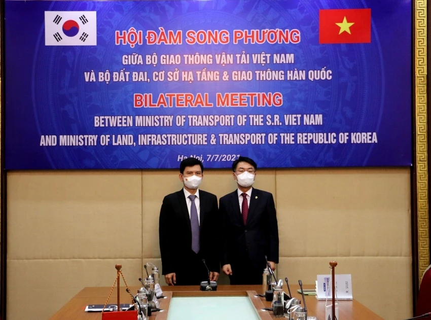 Yun Seong-won and Le Anh Tuan at the bilateral meeting on July 7 to strengthen Vietnam-South Korea transport ties