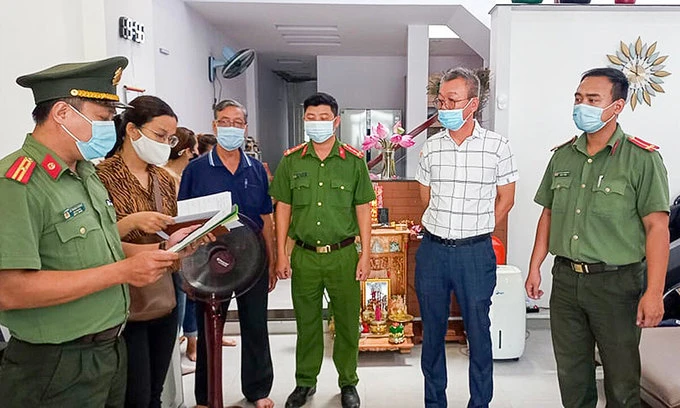 Lee Kwan Young (2nd, R), deputy head of South Korean Association in central Vietnam, is arrested at his residence in Da Nang for bringing in fake foreign experts, July 9, 2021. Photo by VnExpress/Bao Nam.