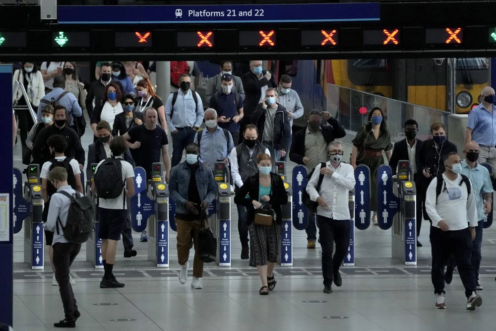 Người dân Anh đeo khẩu trang để hạn chế sự lây lan của virus corona vào giờ cao điểm buổi sáng tại ga tàu Waterloo, London. Nguồn ảnh: APNews.