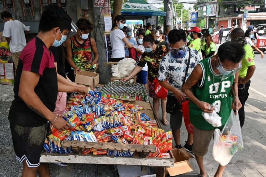Người dân thu thập các gói thực phẩm miễn phí từ một ngân hàng thực phẩm cộng đồng ở thành phố Quezon, Manila, vào ngày 21 tháng 4 năm 2021. ẢNH: AFP