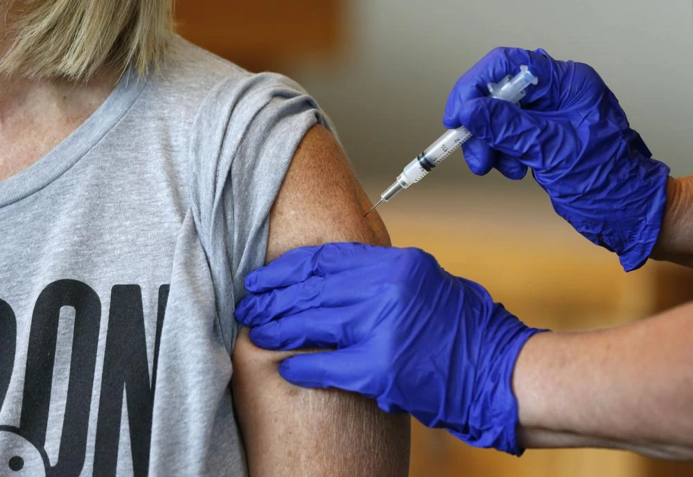 Theo các cơ quan y tế, không có loại vaccine nào là hoàn hảo, và vaccine đang làm rất tốt nhiệm vụ của nó. Nguồn ảnh: APNews.