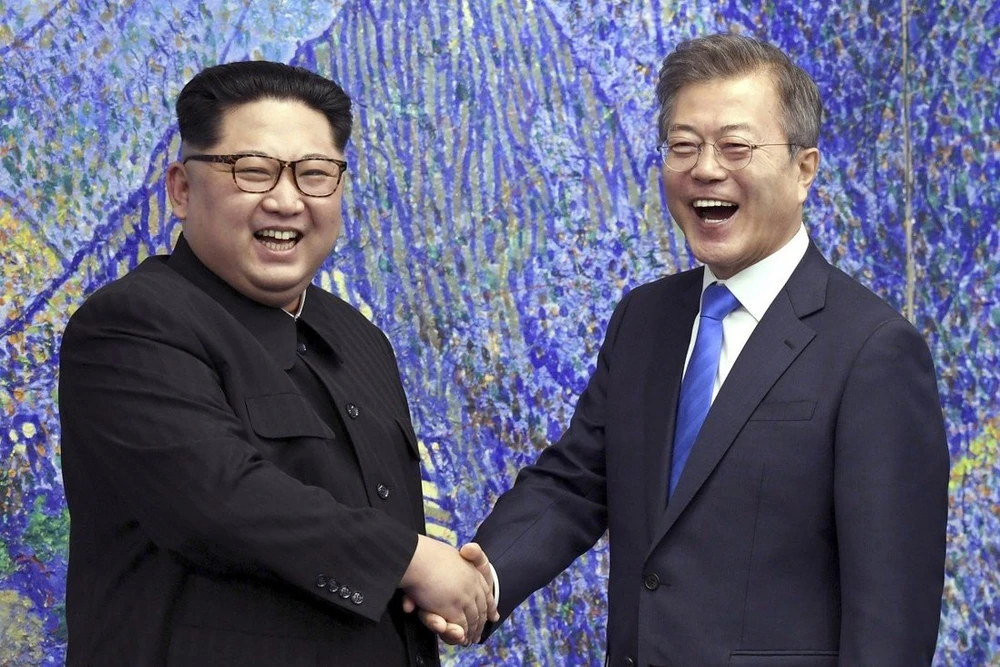 Tổng thống Hàn Quốc Moon Jae-in và nhà lãnh đạo Triều Tiên Kim Jong-un đã viết thư cho nhau để cải thiện mối quan hệ.