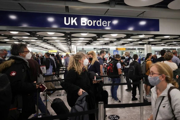 Người dân đã tiêm phòng đầy đủ từ các nước châu Âu và Mỹ không phải cách ly khi nhập cảnh vào Anh - Ảnh: REUTERS