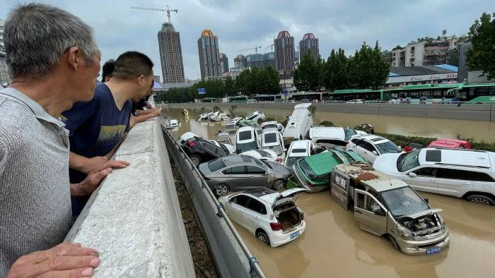 Xe ô tô bị nước lũ chất đống sau trận mưa tương đương 8 tháng đổ xuống trong 24 giờ ở Trịnh Châu © AFP qua Getty Images