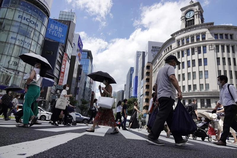 Người dân Tokyo đeo khẩu trang để hạn chế sự lây lan của virus corona. Nguồn ảnh: APNews.