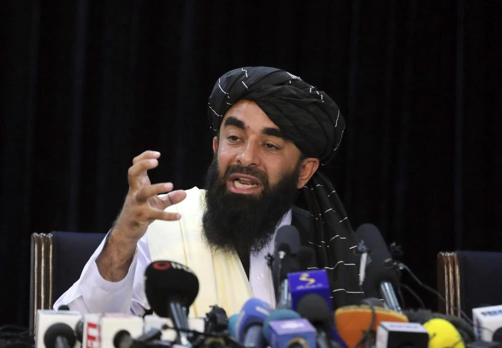 Zabihullah Mujahid phát biểu tại cuộc họp báo đầu tiên của ông ở Kabul, Afghanistan, ngày 17/8. Nguồn ảnh: APNews.