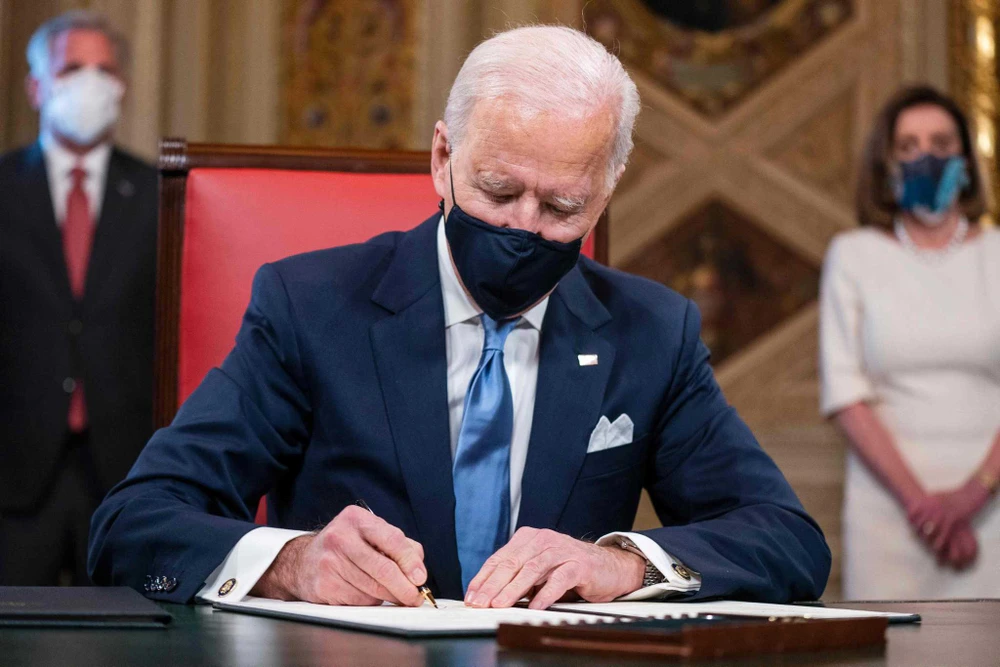 Tổng thống Mỹ Joe Biden đã ban hành các lệnh hành pháp để đảo ngược các chính sách về dầu mỏ do cựu Tổng thống Donald Trump đưa ra. JIM LO SCALZO, POOL / AFP qua Getty Images