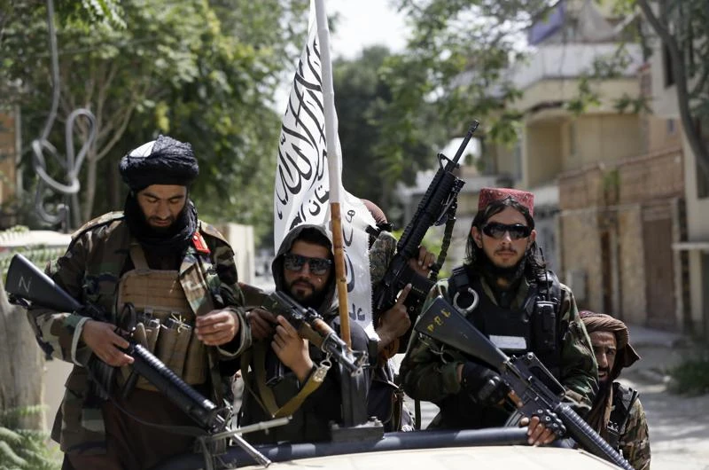 Các chiến binh Taliban tuần tra ở Kabul, Afghanistan, ngày 19/8. Ảnh: APNews.