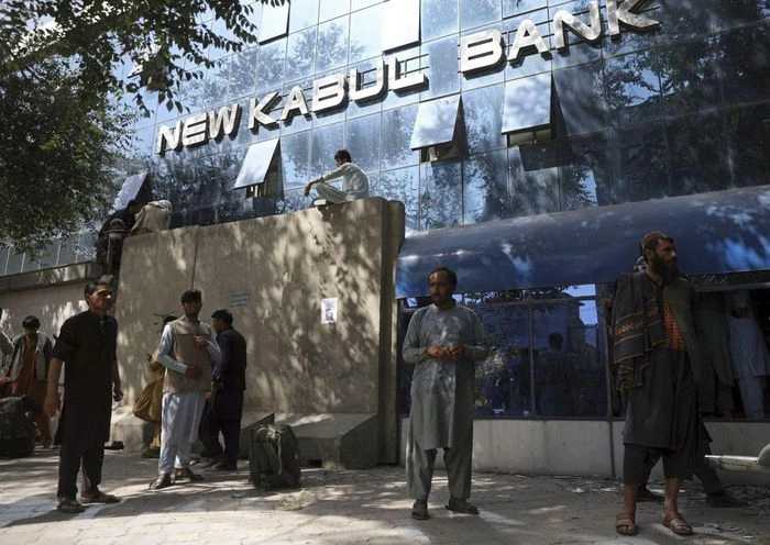 Người dân chờ đợi rút tiền ở Ngân hàng Kabul Mới ngày 15/8/2021. Ảnh: AP