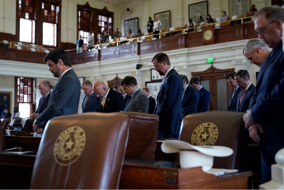 Dân biểu Tiểu bang Texas cầu nguyện trong Phòng Hạ viện tại Texas Capitol khi họ chuẩn bị tranh luận về dự luật bỏ phiếu SB1, Thứ Năm, ngày 26 tháng 8 năm 2021, ở Austin, Texas. (Ảnh AP / Eric Gay)