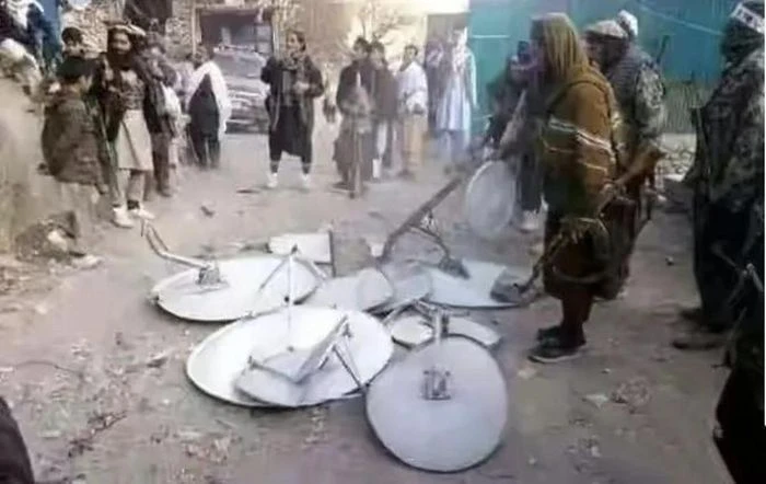 Taliban thu và đập các anten chảo thu truyền hình