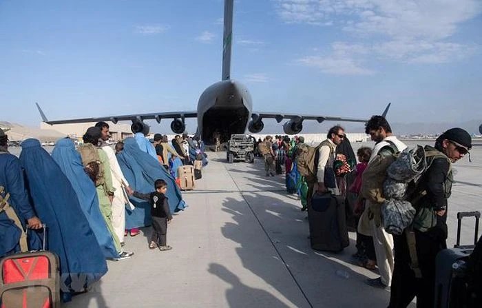 Máy bay quân sự của Mỹ hỗ trợ công tác sơ tán tại sân bay quốc tế Hamid Karzai, Afghanistan, ngày 24/8/2021. Ảnh: AFP-TTXVN