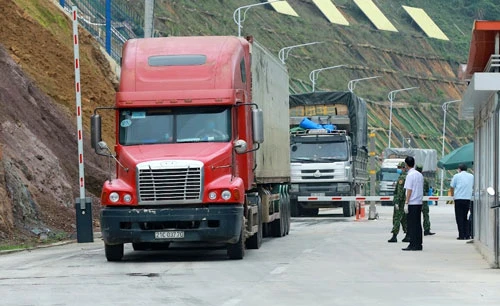 The volume of Vietnamese export goods with customs clearance each day at border gates with China is limited due to China's stricter disease preventive measures. Photo nld.com.vn
