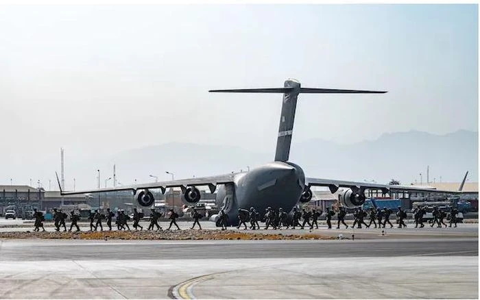 Máy bay quân sự Mỹ di tản nhân viên, quan chức khỏi Afghanistan