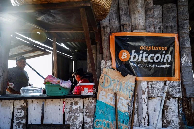 Một quán cafe chấp nhận Bitcoin ở El Salvador tháng 4/2021 - Ảnh: Reuters.